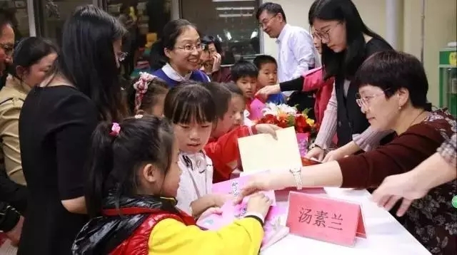 笨狼,笨狼文化新闻-汤素兰:农村幼儿园的幼儿多接触自然田园 保护天性